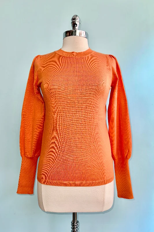 Soft sweatshirt for a laid-back weekend -Trendy sweatshirt with a feminine cut -Orange Pullover Fine Knit Sweater by Compania Fantastica