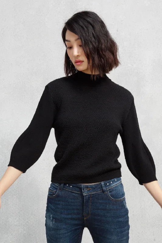 Soft sweatshirt with a slightly cropped fit -Trendy sweatshirt with sleek design -YINI